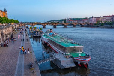Prag, Çek Cumhuriyeti, 5 Mayıs 2024: Rasinovo nabrezi nehir kenarı Prag, Çek Cumhuriyeti. IMAGE