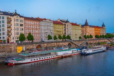 Prag, Çek Cumhuriyeti, 5 Mayıs 2024: Rasinovo nabrezi nehir kenarı Prag, Çek Cumhuriyeti. IMAGE