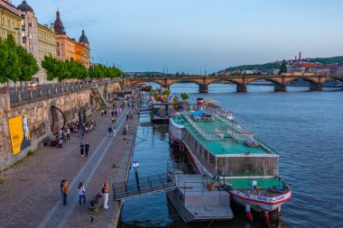 Prag, Çek Cumhuriyeti, 5 Mayıs 2024: Rasinovo nabrezi nehir kenarı Prag, Çek Cumhuriyeti. IMAGE