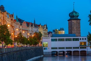 Prag, Çek Cumhuriyeti, 2 Mayıs 2024: Çek Cumhuriyeti, Prag 'da Vltava nehir kenarındaki Manes sergi salonu.