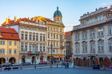 Prag, Çek Cumhuriyeti, 11 Mayıs 2024: Çek Cumhuriyeti Prag 'da Malostranske namesti' nin günbatımı. IMAGE