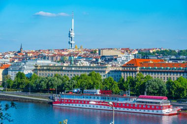 Prag, Çek Cumhuriyeti, 9 Mayıs 2024: Prag 'ın Letna ovasından Panorama manzarası.