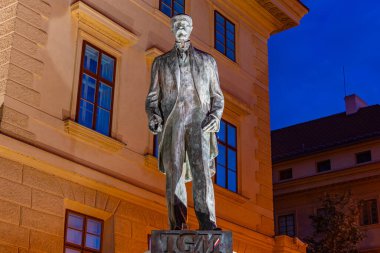 Prag, Çek Cumhuriyeti, 11 Mayıs 2024: Çek Cumhuriyeti 'nin Prag bölgesindeki Hradcany bölgesinde Tomas Garrigue Masaryk heykelinin günbatımı
