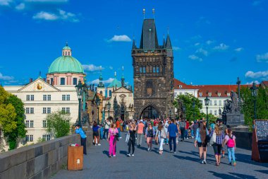 Prag, Çek Cumhuriyeti, 13 Mayıs 2024: Çek Cumhuriyeti Prag 'da halk Charles Köprüsü' nden geçiyor.