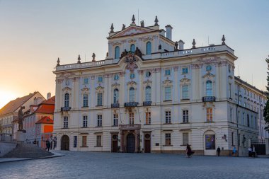 Prag, Çek Cumhuriyeti, 13 Mayıs 2024: Çek Cumhuriyeti 'nin Prag kentindeki Başpiskopos Sarayı' nın günbatımı.