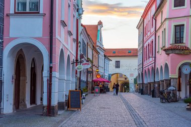Trebon, Çek Cumhuriyeti, 14 Haziran 2024: Çek kentinin renkli caddesi Trebon.IMAGE