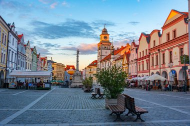 Trebon, Çek Cumhuriyeti, 14 Haziran 2024: Çek kentinin Trebon.IMAGE kentindeki Masarykovo namesti meydanının günbatımı