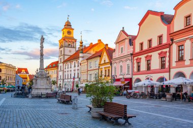 Trebon, Çek Cumhuriyeti, 14 Haziran 2024: Çek kentinin Trebon.IMAGE kentindeki Masarykovo namesti meydanının günbatımı