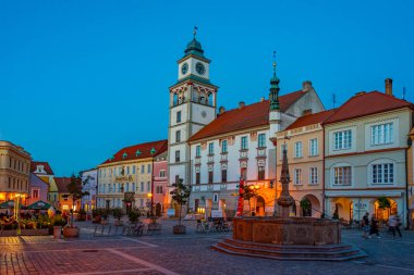 Trebon, Çek Cumhuriyeti, 14 Haziran 2024: Çek kentinin Trebon.IMAGE kentindeki Masarykovo namesti meydanının günbatımı