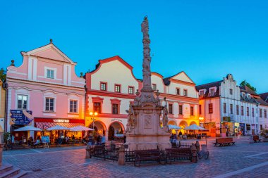 Trebon, Çek Cumhuriyeti, 14 Haziran 2024: Çek kentinin Trebon.IMAGE kentindeki Masarykovo namesti meydanının günbatımı