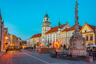 Trebon, Çek Cumhuriyeti, 14 Haziran 2024: Çek kentinin Trebon.IMAGE kentindeki Masarykovo namesti meydanının günbatımı