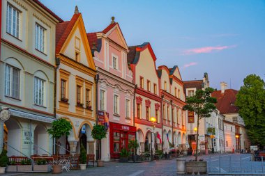 Trebon, Çek Cumhuriyeti, 15 Haziran 2024: Çek kentinin Trebon.IMAGE kentindeki Masarykovo namesti meydanının gündoğumu