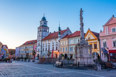 Trebon, Çek Cumhuriyeti, 15 Haziran 2024: Çek kentinin Trebon.IMAGE kentindeki Masarykovo namesti meydanının gündoğumu