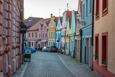 Trebon, Çek Cumhuriyeti, 15 Haziran 2024: Çek kentinin Trebon.IMAGE kentindeki sokağın gündoğumu