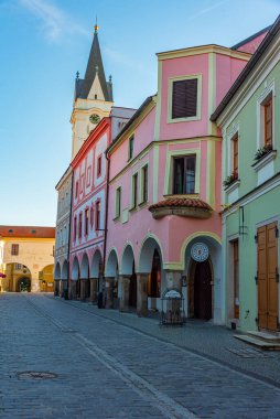 Trebon, Çek Cumhuriyeti, 15 Haziran 2024: Çek kentinin renkli caddesi Trebon.IMAGE