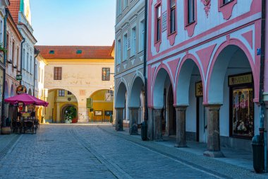 Trebon, Çek Cumhuriyeti, 15 Haziran 2024: Çek kentinin renkli caddesi Trebon.IMAGE