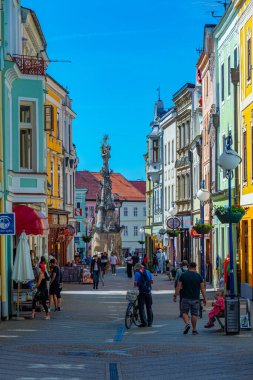 Jindrichuv Hradec, Çek Cumhuriyeti, 15 Haziran 2024: Çek kentinde renkli cadde Jindrichuv Hradec.IMAGE