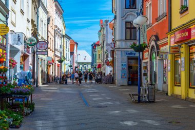 Jindrichuv Hradec, Çek Cumhuriyeti, 15 Haziran 2024: Çek kentinde renkli cadde Jindrichuv Hradec.IMAGE