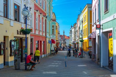Jindrichuv Hradec, Çek Cumhuriyeti, 15 Haziran 2024: Çek kentinde renkli cadde Jindrichuv Hradec.IMAGE
