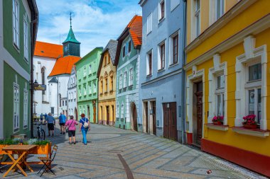 Jindrichuv Hradec, Çek Cumhuriyeti, 15 Haziran 2024: Çek kentinde renkli cadde Jindrichuv Hradec.IMAGE