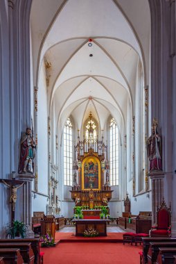 Jindrichuv Hradec, Çek Cumhuriyeti, 15 Haziran 2024: Çek Cumhuriyeti 'nin Jindrichuv Hradec kentinde Bakire Meryem varsayımı Kilisesi. IMAGE