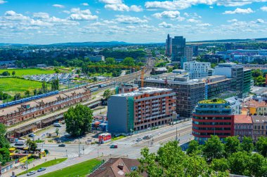 Brno, Çek Cumhuriyeti, 22 Haziran 2024: Çek Cumhuriyeti 'nin Brno kentindeki ana tren istasyonunun panorama manzarası.