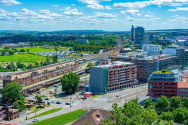 Brno, Çek Cumhuriyeti, 22 Haziran 2024: Çek Cumhuriyeti 'nin Brno kentindeki ana tren istasyonunun panorama manzarası.