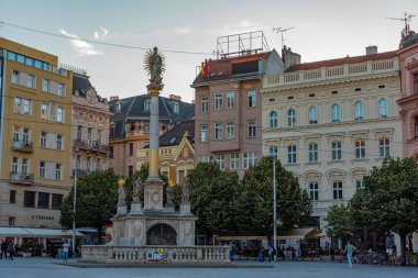 Brno, Çek Cumhuriyeti, 22 Haziran 2024: Çek Cumhuriyeti 'nin Brno kentindeki Namesti Svobody Meydanı' nın günbatımı.
