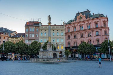 Brno, Çek Cumhuriyeti, 22 Haziran 2024: Çek Cumhuriyeti 'nin Brno kentindeki Namesti Svobody Meydanı' nın günbatımı.