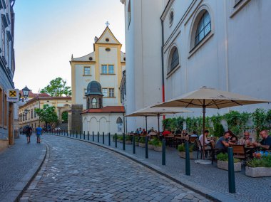 Brno, Çek Cumhuriyeti, 22 Haziran 2024: Çek Cumhuriyeti 'nin Brno kentindeki bir sokağın gün batımı manzarası.