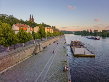Prag, Çek Cumhuriyeti, 10 Haziran 2024: Rasinovo nabrezi nehir kenarı Prag, Çek Cumhuriyeti. IMAGE