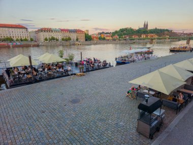 Prag, Çek Cumhuriyeti, 10 Haziran 2024: Vysehrad Prag, Çek Cumhuriyeti 'ndeki Vyton Köprüsü' nün arkasında.