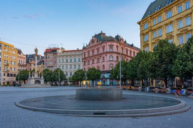Brno, Çek Cumhuriyeti, 23 Haziran 2024: Çek Cumhuriyeti 'nin Brno kentindeki Namesti Svobody Meydanı' nın gündoğumu.