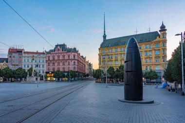 Brno, Çek Cumhuriyeti, 23 Haziran 2024: Çek Cumhuriyeti 'nin Brno kentindeki Namesti Svobody Meydanı' nın gündoğumu.