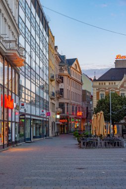 Brno, Çek Cumhuriyeti, 23 Haziran 2024: Çek Cumhuriyeti 'nin Brno kentindeki Namesti Svobody Meydanı' nın gündoğumu.