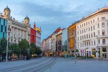 Brno, Çek Cumhuriyeti, 23 Haziran 2024: Çek Cumhuriyeti 'nin Brno kentindeki Namesti Svobody Meydanı' nın gündoğumu.