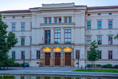Brno, Çek Cumhuriyeti, 23 Haziran 2024: Çek Cumhuriyeti 'nin Brno kentindeki JAMU binasının gündoğumu.