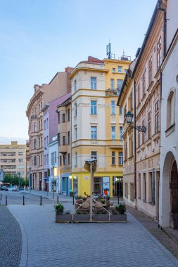 Brno, Çek Cumhuriyeti, 23 Haziran 2024: Çek Cumhuriyeti 'nin Brno kentindeki bir sokağın gündoğumu.