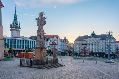 Brno, Çek Cumhuriyeti, 23 Haziran 2024: Çek Cumhuriyeti 'nin Brno kentindeki Zelny trh Meydanı' nda gün doğumu.