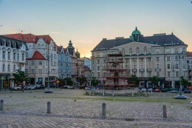 Brno, Çek Cumhuriyeti, 23 Haziran 2024: Çek Cumhuriyeti 'nin Brno kentindeki Zelny trh Meydanı' nda gün doğumu.