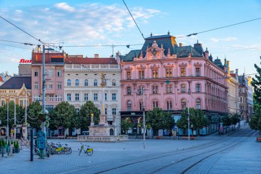 Brno, Çek Cumhuriyeti, 23 Haziran 2024: Çek Cumhuriyeti 'nin Brno kentindeki Namesti Svobody Meydanı' nın gündoğumu.