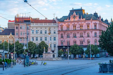 Brno, Çek Cumhuriyeti, 23 Haziran 2024: Çek Cumhuriyeti 'nin Brno kentindeki Namesti Svobody Meydanı' nın gündoğumu.