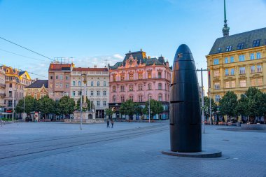 Brno, Çek Cumhuriyeti, 23 Haziran 2024: Çek Cumhuriyeti 'nin Brno kentindeki Namesti Svobody Meydanı' nın gündoğumu.