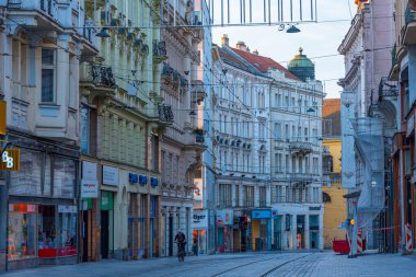 Brno, Çek Cumhuriyeti, 23 Haziran 2024: Çek Cumhuriyeti 'nin Brno kentindeki bir sokağın gündoğumu.