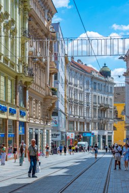 Brno, Çek Cumhuriyeti, 23 Haziran 2024: Çek Cumhuriyeti 'nin eski Brno kentindeki renkli cadde.