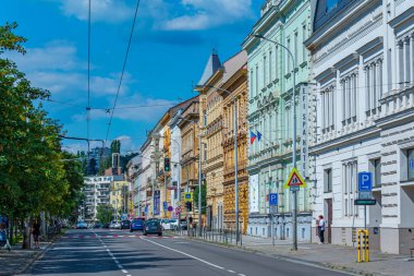 Brno, Çek Cumhuriyeti, 23 Haziran 2024: Çek Cumhuriyeti 'nin eski Brno kentindeki renkli cadde.