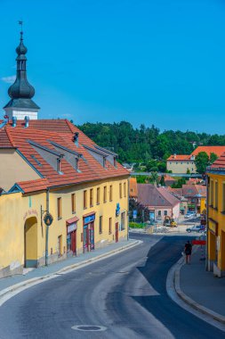 Dacice, Çek Cumhuriyeti, 29 Haziran 2024: Çek Cumhuriyeti 'nin merkezindeki ticaret caddesi. IMAGE