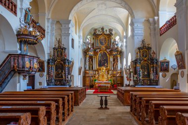 Dacice, Çek Cumhuriyeti, 29 Haziran 2024: Çek Cumhuriyeti 'nin Dacice kentinde bulunan Aziz Anthony Kilisesi ile Yerinden Edilen Karmelitler Manastırı.