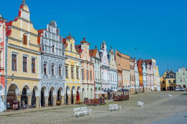 Telc, Çek Cumhuriyeti, 29 Haziran 2024: Çek Cumhuriyeti 'nin Telc kentindeki tarihi meydanda renkli evler. IMAGE