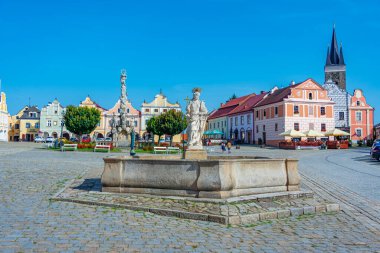 Telc, Çek Cumhuriyeti, 29 Haziran 2024: Çek Cumhuriyeti 'nin Telc kentindeki tarihi meydanda renkli evler. IMAGE